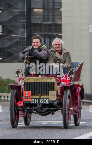 Londres, Royaume-Uni. 4 novembre, 2018. Un mécanicien anglais 1904 passe sur le pont de Westminster - Bonhams Londres à Brighton Veteran Car Run célèbre le 122e anniversaire de l'émancipation d'origine de 1896 Run qui a célébré l'adoption dans la loi La Loi sur les locomotives sur l'autoroute afin de la limite de vitesse pour les automobiles "light" de 4km/h à 14km/h et de l'abolition de la nécessité pour un homme de marcher devant tous les véhicules qui agitait un drapeau rouge. La Fondation Movember comme notre partenaire caritatif officiel. Crédit : Guy Bell/Alamy Live News Banque D'Images