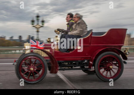 Londres, Royaume-Uni. 4 novembre, 2018. Un mécanicien anglais 1904 passe sur le pont de Westminster - Bonhams Londres à Brighton Veteran Car Run célèbre le 122e anniversaire de l'émancipation d'origine de 1896 Run qui a célébré l'adoption dans la loi La Loi sur les locomotives sur l'autoroute afin de la limite de vitesse pour les automobiles "light" de 4km/h à 14km/h et de l'abolition de la nécessité pour un homme de marcher devant tous les véhicules qui agitait un drapeau rouge. La Fondation Movember comme notre partenaire caritatif officiel. Crédit : Guy Bell/Alamy Live News Banque D'Images