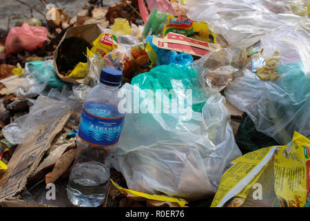 Lhokseumawe, Aceh, Indonésie. 4ème Nov, 2018. Poubelles vu sur la plage. Les bénévoles de l'Indonésie à partir de la BNPB (Conseil National pour la gestion des catastrophes) a effectué un nettoyage de plage et aussi planté 3000 arbres pour créer un environnement propre pour tout le monde à Lhokseumawe Ville. Credit : Maskur a/SOPA Images/ZUMA/Alamy Fil Live News Banque D'Images