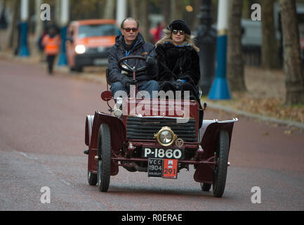 Le Mall, Londres, Royaume-Uni. 4 novembre, 2018. Présentateur TV Motoring Quentin Wilson conduit un Wolseley 1904 du British Motor Museum at Bonhams Londres à Brighton Veteran Car Run 2018 sur le Mall, après le lever du soleil départ dans Hyde Park à 06.59h. Le plus ancien événement automobile dans le monde, avec 400 véhicules anciens combattants de commencer le voyage de 60 milles de la côte sud. Credit : Malcolm Park/Alamy Live News. Banque D'Images