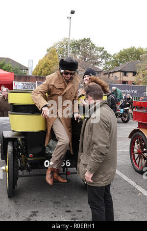 Crawley, West Sussex, UK. 4 novembre, 2018. Yasmin LeBon sort de ta 1903 Wolsely à mi-parcours s'arrêter à la Honda showroom à Crawley, au cours de l'Bonhams Londres à Brighton Veteran car run Crédit : Motofoto/Alamy Live News Banque D'Images