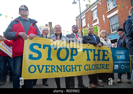 Telford, Shropshire, au Royaume-Uni. 4 novembre, 2018. Plus de 2 000 personnes participent à une manifestation à Wellington, Telford, Shropshire, pour protester contre la fermeture de nuit de l'A&E département à Telford Princess Royal Hospital. Union européenne boses dire cela va mettre des vies en danger. Crédit : Rob Carter/Alamy Live News Banque D'Images