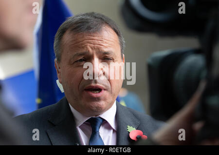 Londres, Royaume-Uni. 4ème Nov 2018. Contraversial businessman, Arron Banques, quitte la BBC studios après être apparu sur la 'Andrew Marr Show'. Il est affirmé qu'il a peut-être induit en erreur le Parlement plus de liens entre sa campagne pro-Brexit et son assurance au cours de l'Union européenne référendum. Des centaines de courriels internes par les anciens employés de l'assurance et services Eldon Rock révèlent que le personnel d'assurance a travaillé sur la campagne de l'UE laissent de leurs bureaux de l'entreprise. Il nie ces allégations. Credit : Tommy Londres/Alamy Live News Banque D'Images