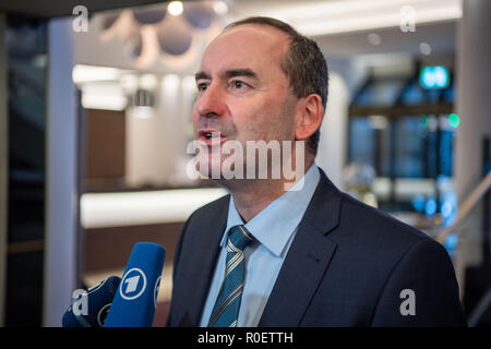 Munich, Bavière. 4ème Nov 2018. Hubert Aiwanger (gratuit) électeurs, président du parti, répond aux questions des journalistes en attente en marge de la coalition des consultations gratuitement les électeurs dans un hall d'hôtel. CSU et gratuitement les électeurs veulent la coalition en Bavière, et sont d'approuver le contrat de coalition prévu. Photo : Lino Mirgeler/dpa dpa : Crédit photo alliance/Alamy Live News Banque D'Images