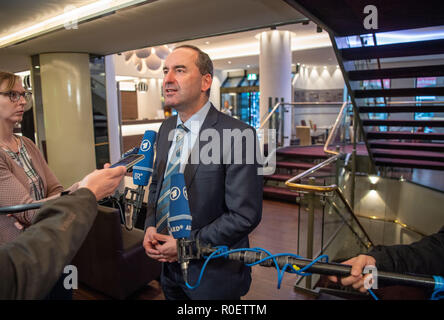 Munich, Bavière. 4ème Nov 2018. Hubert Aiwanger (gratuit) électeurs, président du parti, répond aux questions des journalistes en attente en marge de la coalition des consultations gratuitement les électeurs dans un hall d'hôtel. CSU et gratuitement les électeurs veulent la coalition en Bavière, et sont d'approuver le contrat de coalition prévu. Photo : Lino Mirgeler/dpa dpa : Crédit photo alliance/Alamy Live News Banque D'Images