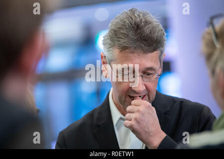 Munich, Bavière. 4ème Nov 2018. Michael Piazolo gratuitement (électeurs), membre du Parlement de Bavière, les réponses aux questions des journalistes en attente dans le hall d'un hôtel en marge de la coalition de la libre consultation des électeurs. CSU et gratuitement les électeurs veulent la coalition en Bavière, et sont d'approuver le contrat de coalition prévu. Photo : Lino Mirgeler/dpa dpa : Crédit photo alliance/Alamy Live News Banque D'Images