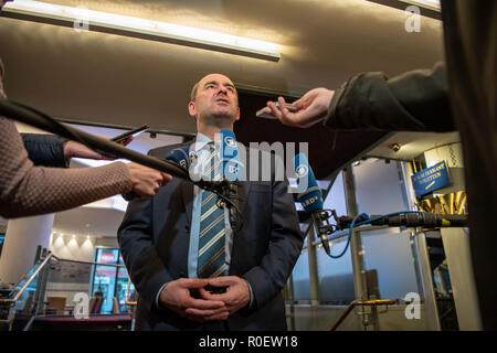 Munich, Bavière. 4ème Nov 2018. Hubert Aiwanger (gratuit) électeurs, président du parti, répond aux questions des journalistes en attente en marge de la coalition des consultations gratuitement les électeurs dans un hall d'hôtel. CSU et gratuitement les électeurs veulent la coalition en Bavière, et sont d'approuver le contrat de coalition prévu. Photo : Lino Mirgeler/dpa Banque D'Images