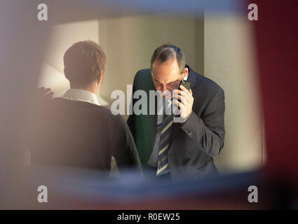 Munich, Bavière. 4ème Nov 2018. Hubert Aiwanger, Président de la libre les électeurs, est au téléphone dans le hall d'un hôtel en marge de la coalition électorale de consultations. CSU et gratuitement les électeurs veulent la coalition en Bavière, et sont d'approuver le contrat de coalition prévu. Photo : Lino Mirgeler/dpa Banque D'Images