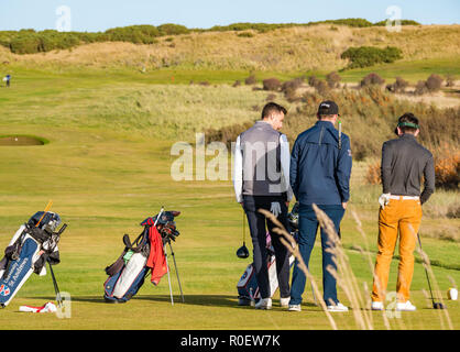 Aberlady nature reserve, East Lothian, Ecosse, Royaume-Uni, 4 novembre 2018. Météo France : journée ensoleillée d'automne chaud sur golf links. Les jeunes golfeurs masculins sur golf Gullane Banque D'Images