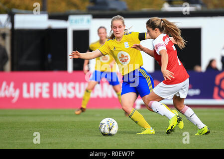 Borehamwood, Londres, Royaume-Uni. 4 novembre, 2018. Birmingham City Connie Schofield défend contre Danielle van de Donk. Peter Lopeman/Alamy Live News Banque D'Images