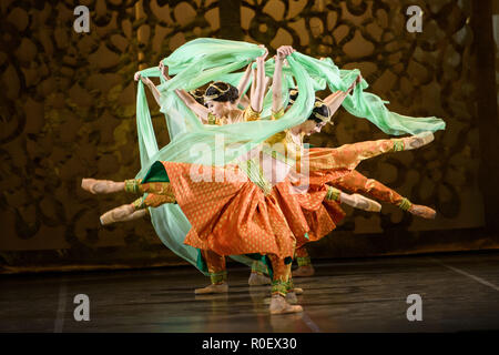 Berlin, Allemagne. 09Th Nov, 2018. Danseurs du Staatsballett dance sur scène lors de la photo répétition pour la jouer 'La Bayadère' au Staatsoper de Berlin. Le ballet de Marius Petipa a été ré-artised par Alexei Ratmansky et célèbre sa première mondiale au 04.11.2018. Credit : Gregor Fischer/dpa/Alamy Live News Banque D'Images