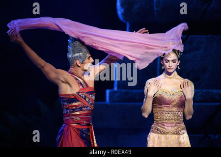 Berlin, Allemagne. 09Th Nov, 2018. Le danseur Tommaso Renda est sur scène lors de la répétition de la pièce photo 'La Bayadère' au Staatsoper de Berlin. Le ballet de Marius Petipa a été ré-artised par Alexei Ratmansky et célèbre sa première mondiale au 04.11.2018. Credit : Gregor Fischer/dpa/Alamy Live News Banque D'Images