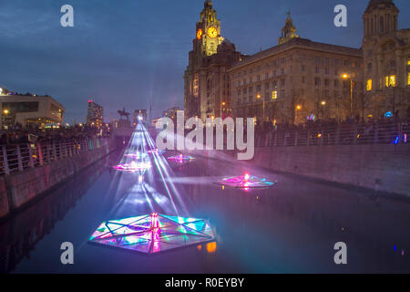 Royal Liver Building Liverpool, Royaume-Uni. 4ème Nov 2018. Bassin de la rivière ; miroirs de lumière sur l'installation d'un feu de nuit 2018. Des dizaines de milliers de personnes bordée des deux côtés de la Mersey pour la libre spectacle de voir Merseyside's waterfront allumé avec un feu d'artifice et d'installations de lumière commandées spécialement y compris des spectacles de rue sur le bord de l'incendie, notamment des artistes et interprètes. Banque D'Images