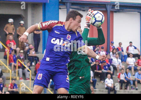 PR - Curitiba - 04/11/2018 - 2018, un Brésilien Paran x Vit RIA - Andrey Paraná Clube player différends offre avec Elias dvd de Vitoria au cours de match à la Vila Capanema Stadium pour le championnat brésilien UN 2018. Photo : Gabriel Machado / AGIF Banque D'Images