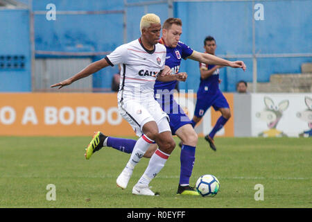 PR - Curitiba - 04/11/2018 - 2018, un Brésilien Paran x Vit RIA - Grampola de joueur le Paraná Clube contests offre avec Aderllan player de Vitoria au cours de match dans le stade Vila Capanema par le championnat du Brésil de 2018. Foto : Gabriel Machado / AGIF Banque D'Images