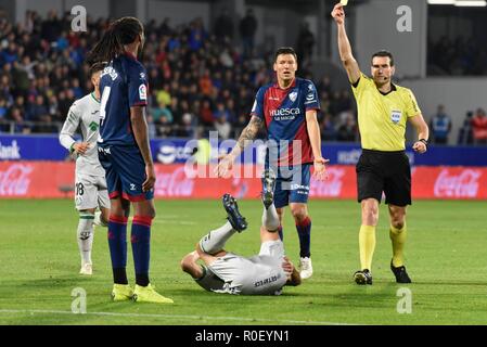 FOOTBALL - Ligue espagnole - HUESCA V GETAFE Arbitre contient jusqu'carte jaune au cours de la ligue espagnole, la Liga Santander, match de football entre Huesca et Getafe le 4 novembre 2018 à l'Alcoraz stadium à Huesca, Espagne. (Photo par VerÃ³nica Lacasa/Cordon Cordon) Appuyez sur appuyez sur Banque D'Images