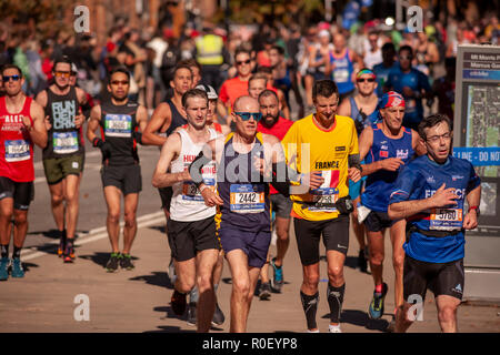 New York, USA. 4ème Nov 2018. Les coureurs traversent Harlem à New York, à proximité de la 22 mile mark près de Mount Morris Park le dimanche, Novembre 4, 2018 dans le 48e congrès annuel de la ville de New York TCS Marathon. Environ 50 000 coureurs de plus de 120 pays en compétition dans la course, le plus grand marathon. (Â© Richard B. Levine) Crédit : Richard Levine/Alamy Live News Banque D'Images