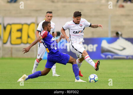 CURITIBA, PR - 04.11.2018 : PARANÁ CLUBE VITÓRIA X BA - Wesley et Paraná Clube Leonardo pendant x Vitória BA, jeu valide pour le 32e tour de l'Championnat du Brésil en 2018. Durival Britto e Silva Stadium. Curitiba, PR. (Photo : Reinaldo Reginato/Fotoarena) Banque D'Images