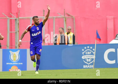 CURITIBA, PR - 04.11.2018 : PARANÁ CLUBE VITÓRIA X BA - Alex Santana points pour le drapeau tricolore au cours de Paraná Paraná Clube Vitória BA jeu x, valide pour la 32e manche du Championnat du Brésil 2018. Estádio Durival Britto e Silva. Curitiba, PR. (Photo : Reinaldo Reginato/Fotoarena) Banque D'Images