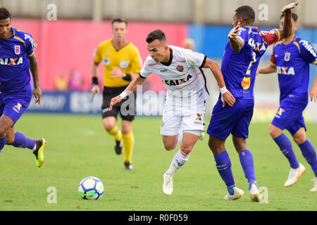 CURITIBA, PR - 04.11.2018 : PARANÁ CLUBE VITÓRIA X BA - Lucas Fernandes et Wesley Paraná Clube Vitória pendant x BA, jeu valide pour le 32e tour de l'Championnat du Brésil en 2018. Estádio Durival Britto e Silva. Curitiba, PR. (Photo : Reinaldo Reginato/Fotoarena) Banque D'Images