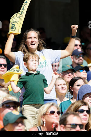 Waco, Texas, USA. 29Th sep 2018. Baylor Bears fans pendant la 2ème moitié de la NCAA Football match entre l'Oklahoma State Cowboys et le Baylor Bears à McLane Stadium à Waco, Texas. Matthew Lynch/CSM/Alamy Live News Banque D'Images