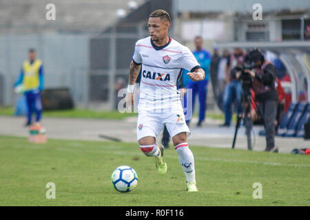 PR - Curitiba - 04/11/2018 - 2018, un Brésilien Paran x Vit RIA - Neilton player de Vitoria au cours de match contre Parana Clube dans la Vila Capanema Stadium pour le championnat brésilien UN 2018. Photo : Gabriel Machado / AGIF Banque D'Images