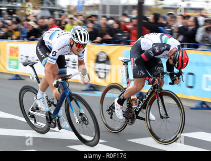 Saitama, Japon. 4ème Nov, 2018. Le cycliste italien Matteo Trentin (L) de Mitchelton Scott Alexander Kristoff norvégien poursuit avec l'équipe des Émirats unis pendant le Tour de France en Critérium de Saitama Saitama, Tokyo banlieue le dimanche, Novembre 4, 2018. Trentin a terminé huitième alors que Kristoff fini le septième. Credit : Yoshio Tsunoda/AFLO/Alamy Live News Banque D'Images