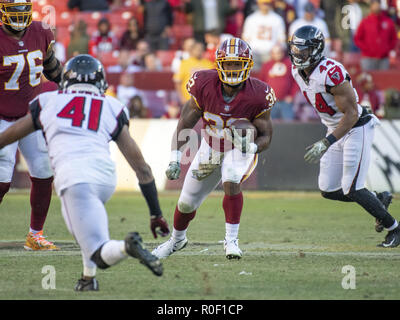 Landover, Maryland, USA. 4ème Nov, 2018. Redskins de Washington d'utiliser de nouveau Samaje (périne 32) porte la balle au quatrième trimestre contre l'Atlanta Falcons à FedEx Field à Landover, Maryland le dimanche, Novembre 4, 2018. Redskins de Washington sont également sur la photo s'attaquer offensive Moïse Morgan (76), Atlanta Falcons arrière défensif Sharrod Neasman (41), et de Faucons défensive fin Vic Beasley (44). Les Falcons a gagné le match 38-14 Credit : Ron Sachs/CNP/ZUMA/Alamy Fil Live News Banque D'Images