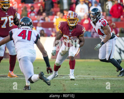 Redskins de Washington d'utiliser de nouveau Samaje (périne 32) porte la balle au quatrième trimestre contre l'Atlanta Falcons à FedEx Field à Landover, Maryland le dimanche, Novembre 4, 2018. Redskins de Washington sont également sur la photo s'attaquer offensive Moïse Morgan (76), Atlanta Falcons arrière défensif Sharrod Neasman (41), et de Faucons défensive fin Vic Beasley (44). Les Falcons a gagné le match 38-14. Credit : Ron Sachs/CNP | conditions dans le monde entier Banque D'Images