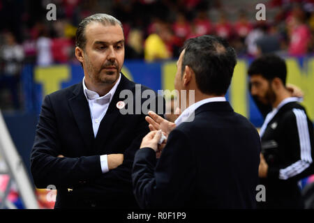 Simone Pianigiani, entraîneur-chef Olimpia Milan au cours de la Serie A 2018/19 LEGA BASKET match de basket-ball entre FIAT AUXILIUM TORINO vs AX ARMANI MILANO à BRIQUTTES PalaVela le 4 novembre 2018 à Turin, Italie. Banque D'Images