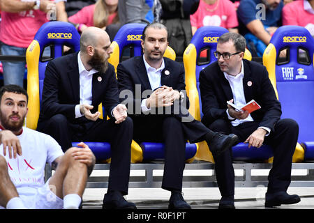 Simone Pianigiani, entraîneur-chef Olimpia Milan au cours de la Serie A 2018/19 LEGA BASKET match de basket-ball entre FIAT AUXILIUM TORINO vs AX ARMANI MILANO à BRIQUTTES PalaVela le 4 novembre 2018 à Turin, Italie. Banque D'Images