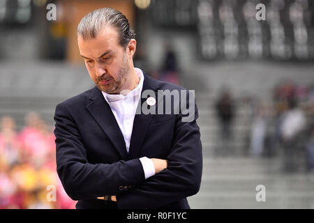 Simone Pianigiani, entraîneur-chef Olimpia Milan au cours de la Serie A 2018/19 LEGA BASKET match de basket-ball entre FIAT AUXILIUM TORINO vs AX ARMANI MILANO à BRIQUTTES PalaVela le 4 novembre 2018 à Turin, Italie. Banque D'Images