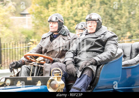 Pyecombe, East Sussex, UK. 4 novembre 2018. Les propriétaires et les conducteurs prennent part à la 79e "Bonham's" Londres à Brighton Veteran car run. Le 60 mile route, à partir de l'Hyde Park Londres conclut au Madeira Drive Brighton. Les véhicules de cette année événement annuel, y compris un Peugeot 1895 et 1898 une Panhard et Levassor ont tous été construits entre 1893 et 1905. Credit : Newspics UK South/Alamy Live News Banque D'Images