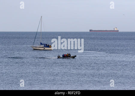 Bangor, comté de Down, Irlande du Nord. 04 novembre 2018. Météo Royaume-uni - éclaircies sur une calme journée d'automne le long de la promenade côtière, à Bangor. Bateaux sur le lac de Belfast. Crédit : David Hunter/Alamy Live News. Banque D'Images