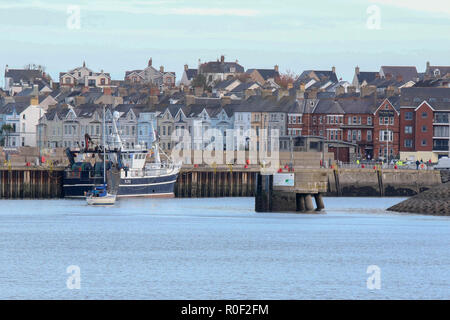 Bangor, comté de Down, Irlande du Nord. 04 novembre 2018. Météo Royaume-uni - éclaircies sur une calme journée d'automne le long de la promenade côtière, à Bangor. Yacht de voile dans le port de Bangor, Crédit : David Hunter/Alamy Live News. Banque D'Images