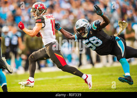 Tampa Bay Buccaneers receveur Adam Humphries (10) et le secondeur extérieur Carolina Panthers Thomas Davis (58) au cours de la NFL football match entre l'équipe des Tampa Bay Buccaneers et les Panthers le dimanche 4 novembre 2018 à Charlotte, NC. Jacob Kupferman/CSM Banque D'Images