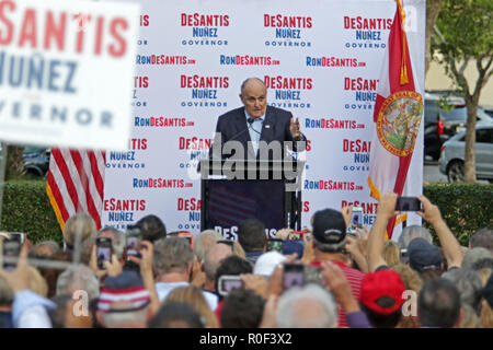 Boca Raton, Floride, USA. 4ème Nov, 2018. L'ancien maire de New York Rudy Giuliani parle à la foule lors d'un rassemblement républicain pour le candidat au poste de gouverneur Ron DeSantis dans Boca Raton, le dernier jour du vote anticipé, le dimanche, Novembre 4, 2018. John McCall, South Florida Sun Sentinel : Crédit Sun-Sentinel/ZUMA/Alamy Fil Live News Banque D'Images