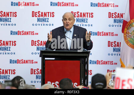 Boca Raton, Floride, USA. 4ème Nov, 2018. L'ancien maire de New York Rudy Giuliani parle à la foule lors d'un rassemblement républicain pour le candidat au poste de gouverneur Ron DeSantis dans Boca Raton, le dernier jour du vote anticipé, le dimanche, Novembre 4, 2018. John McCall, South Florida Sun Sentinel : Crédit Sun-Sentinel/ZUMA/Alamy Fil Live News Banque D'Images