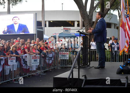 Boca Raton, FL, USA. 08Th Nov, 2018. Ron DeSantis, Rudy Giuliani et Procureur général Pam Bondi dans Boca Raton, le 4 novembre 2018 à Boca Raton, en Floride. Credit : Hoo Me.Com/Media Punch *** Aucun documents Ny***/Alamy Live News Banque D'Images