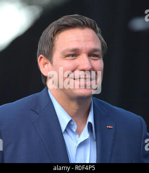 Boca Raton, FL, USA. 08Th Nov, 2018. Ron DeSantis, Rudy Giuliani et Procureur général Pam Bondi dans Boca Raton, le 4 novembre 2018 à Boca Raton, en Floride. Credit : Hoo Me.Com/Media Punch *** Aucun documents Ny***/Alamy Live News Banque D'Images