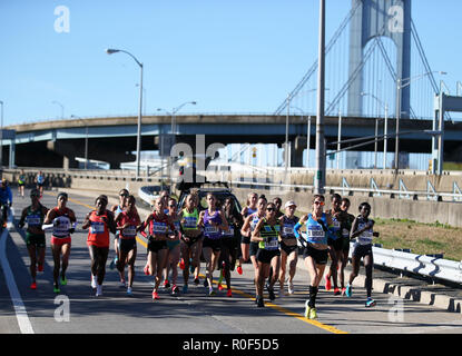 New York, USA. 4ème Nov, 2018. Les gens participent à la 2018 New York City Marathon de New York, États-Unis, le 4 novembre 2018. Plus de 50 000 coureurs ont participé à la célèbre course de dimanche. Credit : Qin Lang/Xinhua/Alamy Live News source : Xinhua/Alamy Live News Banque D'Images