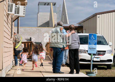 Sutherland Springs, aux États-Unis. 08Th Nov, 2018. Sutherland Springs, Texas, Nov, 4, 2018 : les Texans se rassemblent à la première église baptiste de Sutherland Springs au sud-est de San Antonio, l'église marque le premier anniversaire de l'arme de l'an dernier massacre qui a tué 26 personnes. Une nouvelle église financée par des dons dans le monde entier s'ouvre au début de l'année prochaine. Credit : Bob Daemmrich/Alamy Live News Banque D'Images