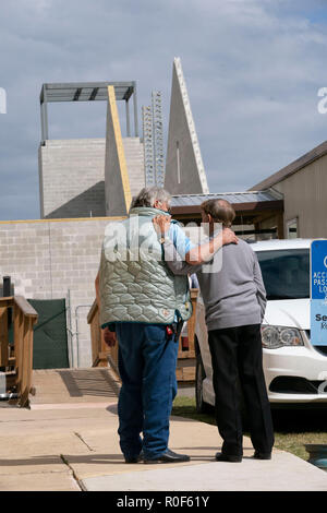 Sutherland Springs, aux États-Unis. 08Th Nov, 2018. Sutherland Springs, Texas, Nov, 4, 2018 : les Texans se rassemblent à la première église baptiste de Sutherland Springs au sud-est de San Antonio, l'église marque le premier anniversaire de l'arme de l'an dernier massacre qui a tué 26 personnes. Une nouvelle église financée par des dons dans le monde entier s'ouvre au début de l'année prochaine. Credit : Bob Daemmrich/Alamy Live News Banque D'Images