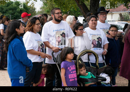 Sutherland Springs, aux États-Unis. 08Th Nov, 2018. Sutherland Springs, Texas, Nov, 4, 2018 : les Texans se rassemblent à la première église baptiste de Sutherland Springs au sud-est de San Antonio, l'église marque le premier anniversaire de l'arme de l'an dernier massacre qui a tué 26 personnes. Une nouvelle église financée par des dons dans le monde entier s'ouvre au début de l'année prochaine. Credit : Bob Daemmrich/Alamy Live News Banque D'Images