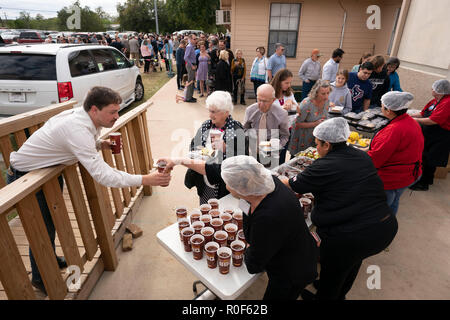 Sutherland Springs, aux États-Unis. 08Th Nov, 2018. Sutherland Springs, Texas, Nov, 4, 2018 : les Texans se rassemblent à la première église baptiste de Sutherland Springs au sud-est de San Antonio, l'église marque le premier anniversaire de l'arme de l'an dernier massacre qui a tué 26 personnes. Une nouvelle église financée par des dons dans le monde entier s'ouvre au début de l'année prochaine. Credit : Bob Daemmrich/Alamy Live News Banque D'Images