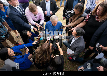 Sutherland Springs, aux États-Unis. 08Th Nov, 2018. Sutherland Springs, Texas, Nov, 4, 2018 : Gov. Greg Abbott parle aux médias que les Texans se rassemblent à la première église baptiste de Sutherland Springs près de San Antonio. L'église marque le premier anniversaire de la tuerie qui a tué 2017 personnes 26. Une nouvelle église financée par des dons dans le monde entier s'ouvre l'année prochaine. Credit : Bob Daemmrich/Alamy Live News Banque D'Images