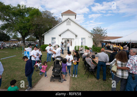 Sutherland Springs, aux États-Unis. 08Th Nov, 2018. Sutherland Springs, Texas, Nov, 4, 2018 : les Texans se rassemblent à la première église baptiste de Sutherland Springs près de San Antonio. L'église marque le premier anniversaire de la tuerie qui a tué 2017 personnes 26. Une nouvelle église financée par des dons dans le monde entier s'ouvre l'année prochaine. Credit : Bob Daemmrich/Alamy Live News Banque D'Images