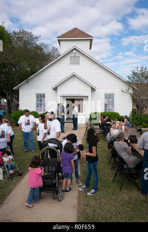 Sutherland Springs, aux États-Unis. 08Th Nov, 2018. Sutherland Springs, Texas, Nov, 4, 2018 : les Texans se rassemblent à la première église baptiste de Sutherland Springs près de San Antonio. L'église marque le premier anniversaire de la tuerie qui a tué 2017 personnes 26. Une nouvelle église financée par des dons dans le monde entier s'ouvre l'année prochaine. Credit : Bob Daemmrich/Alamy Live News Banque D'Images