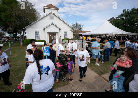 Sutherland Springs, aux États-Unis. 08Th Nov, 2018. Sutherland Springs, Texas, Nov, 4, 2018 : les Texans se rassemblent à la première église baptiste de Sutherland Springs près de San Antonio. L'église marque le premier anniversaire de la tuerie qui a tué 2017 personnes 26. Une nouvelle église financée par des dons dans le monde entier s'ouvre l'année prochaine. Credit : Bob Daemmrich/Alamy Live News Banque D'Images