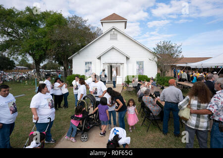 Sutherland Springs, aux États-Unis. 08Th Nov, 2018. Sutherland Springs, Texas, Nov, 4, 2018 : les Texans se rassemblent à la première église baptiste de Sutherland Springs près de San Antonio. L'église marque le premier anniversaire de la tuerie qui a tué 2017 personnes 26. Une nouvelle église financée par des dons dans le monde entier s'ouvre l'année prochaine. Credit : Bob Daemmrich/Alamy Live News Banque D'Images